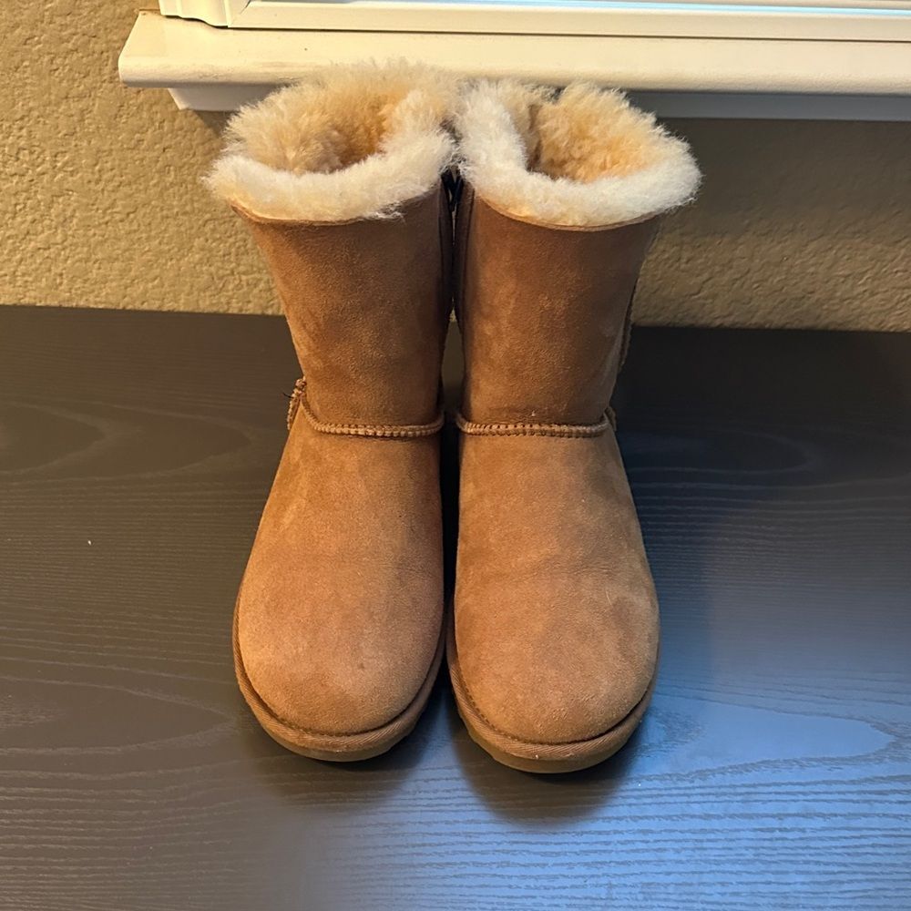 Cozy Tan Suede Boots with Faux Fur Lining Size 6 - Picture 1 of 5
